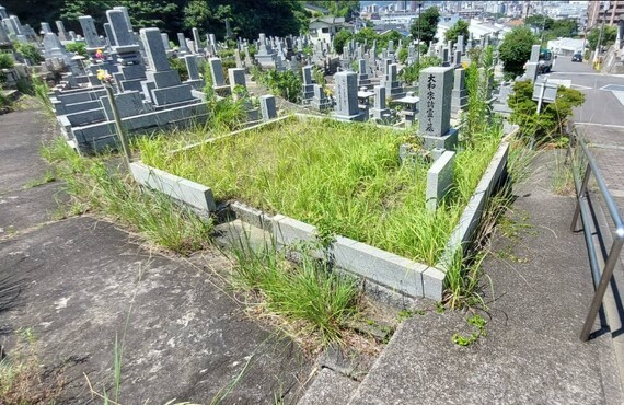 お彼岸前にきれいにしておきたいお墓、周辺の草刈りならお任せください・行橋市の草刈り業者エコボスコ合同会社