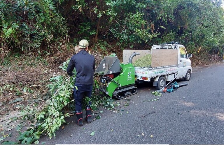 木の伐採から粉砕まで全てお任せください・草刈り剪定専門エコボスコ合同会社
